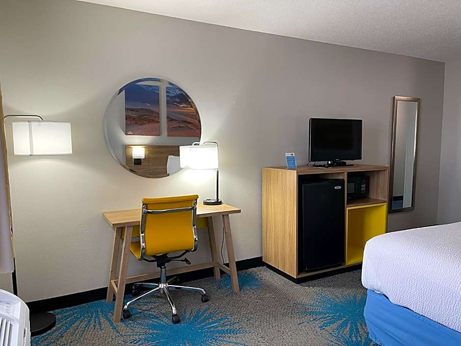 Days Inn by Wyndham Colby