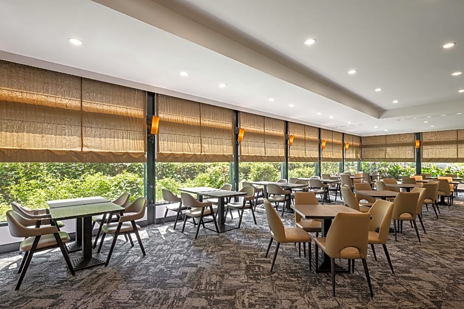 Lakeshore Hotel Metropolis