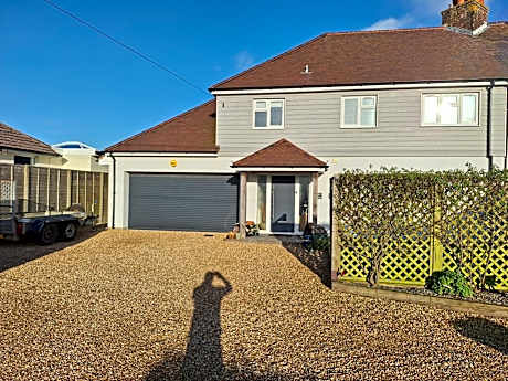 By the sea, home from home sleeps 6