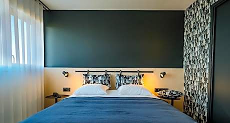 Comfort Room with One Double-Size Bed and One Single Sofa, Lake View