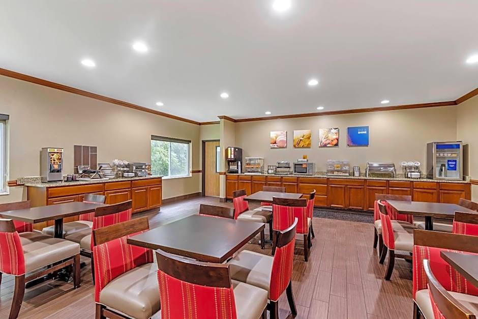 Comfort Inn & Suites East Moline near I-80