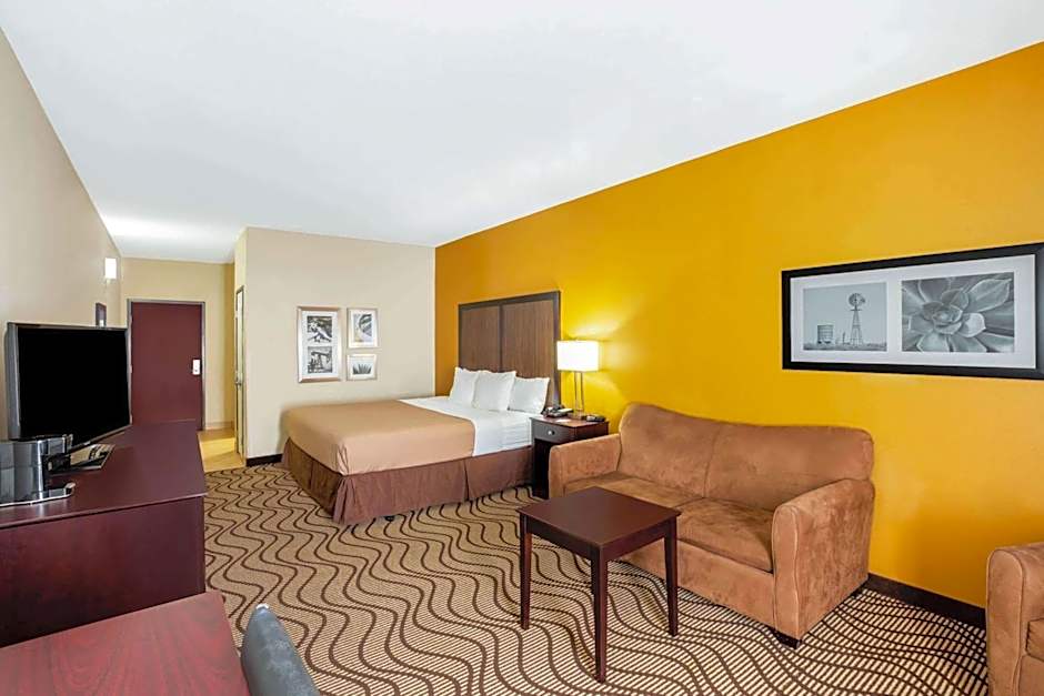 La Quinta Inn & Suites by Wyndham Floresville