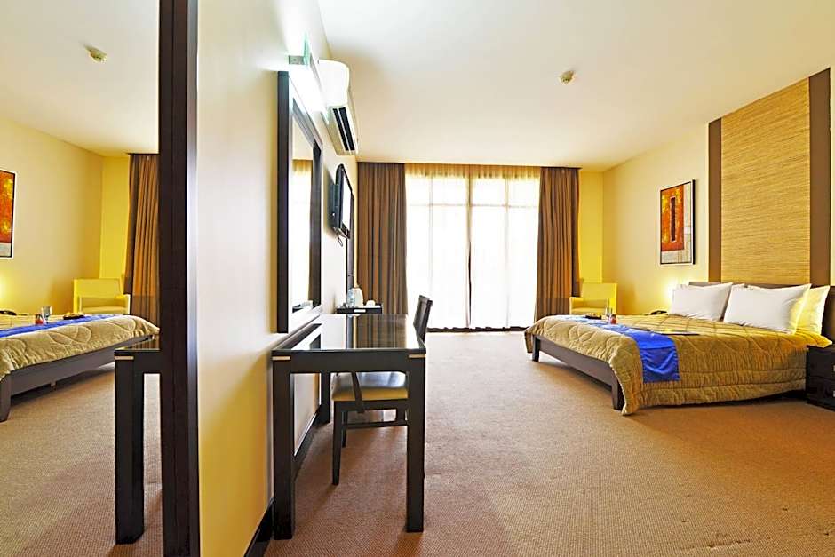 Photo 1 of 3 of 1 Queen Bed, City View