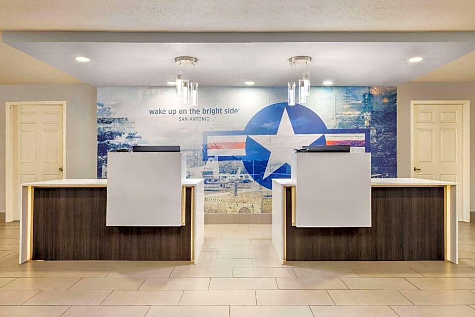 La Quinta Inn & Suites by Wyndham San Antonio Lackland