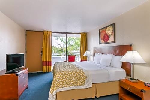 Days Inn & Suites by Wyndham Clermont