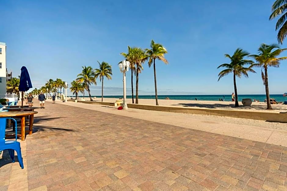 Walkabout 1 Tower Suite in the heart of Hollywood Beach