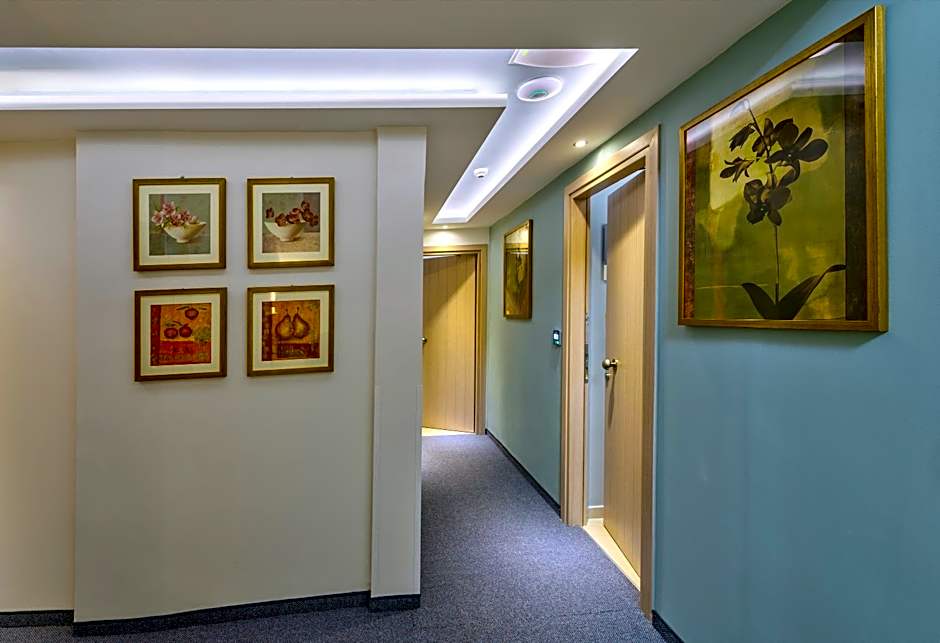 Leonidas Hotel & Apartments