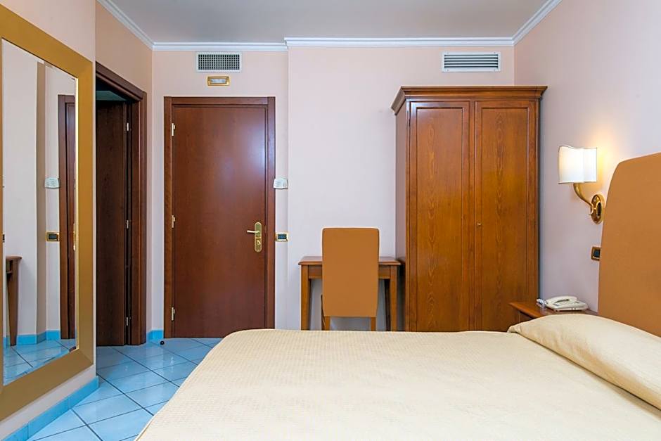 Photo 1 of 7 of Double Room (1 Adult )