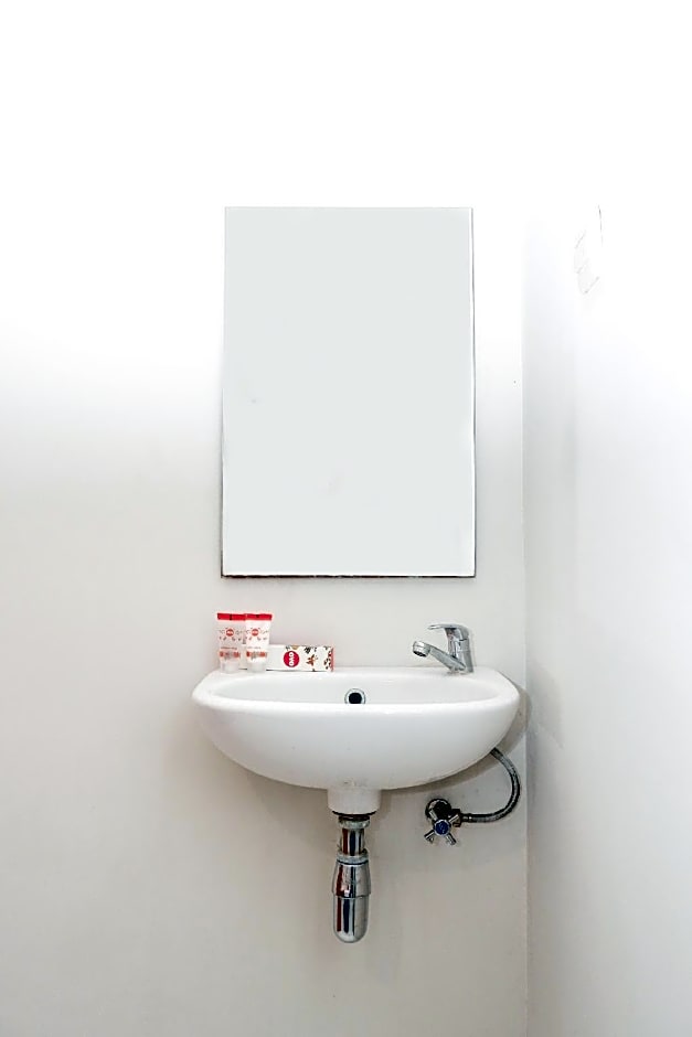 OYO 422 Achterhuis Residence