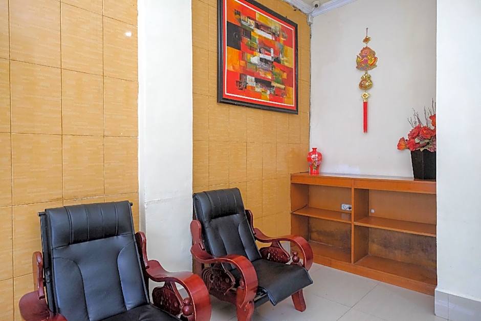 RedDoorz @ Hotel Rich Parepare near Pantai Mattirotasi