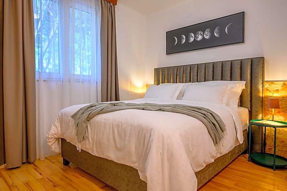 Yellow house with private parking