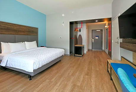 1 King Mobility/Hearing Acc Roll In Shower