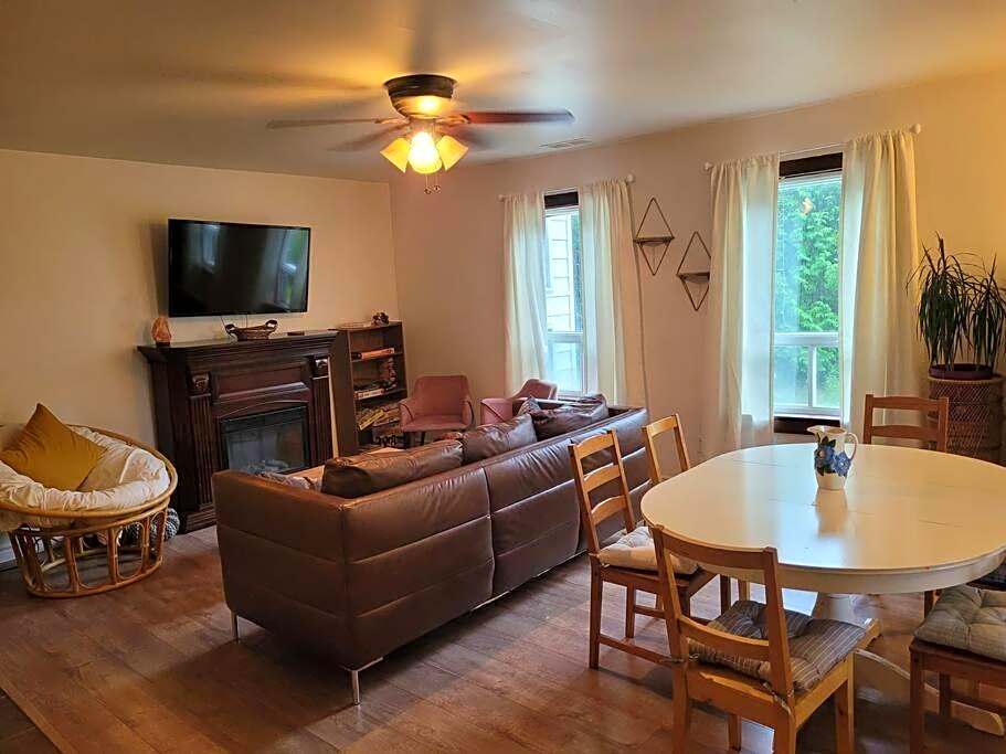 Cozy Farmhouse 10 Minutes From The Beach!