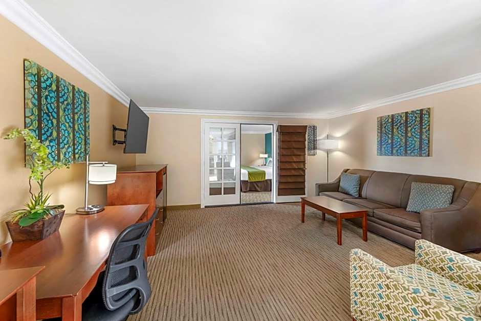 Best Western Harbour Inn & Suites Huntington - Sunset Beach