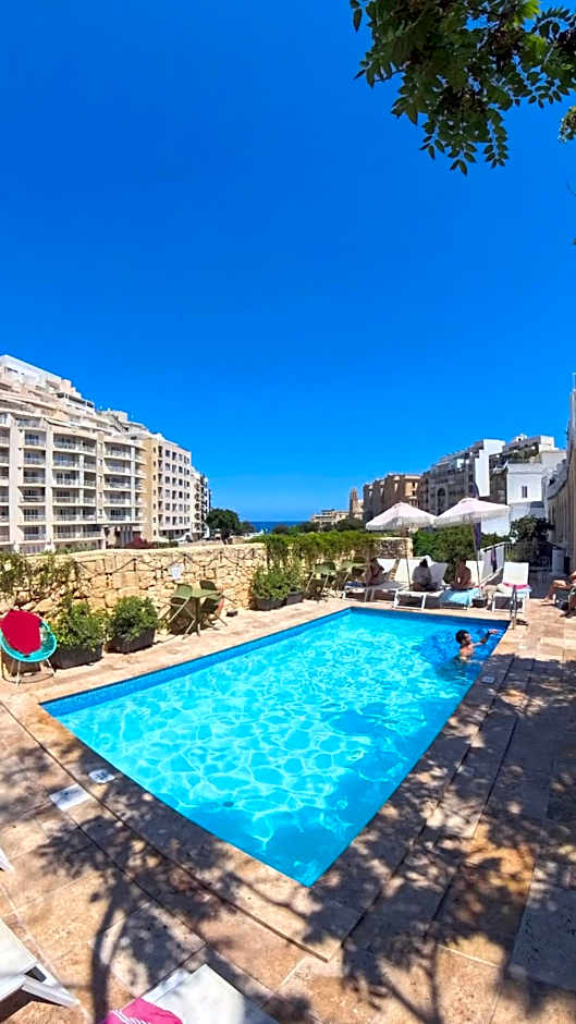 Follow the Sun Boutique Hostel - Pool, Breakfast & Sea Views