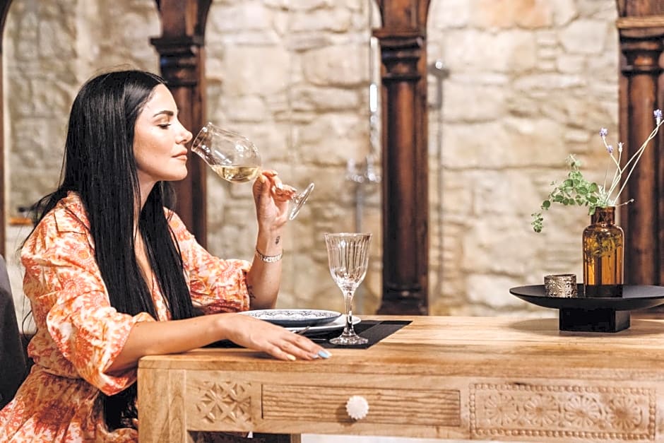 Oinou Strata - Adults Only