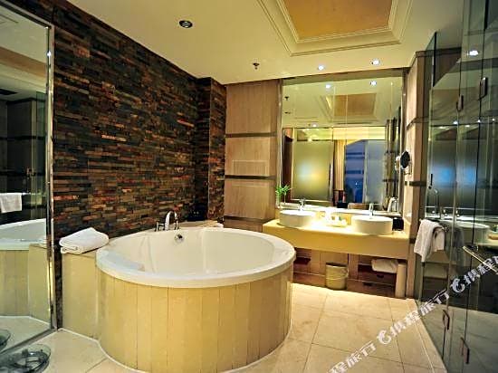 Kolam Gloria Plaza Hotel