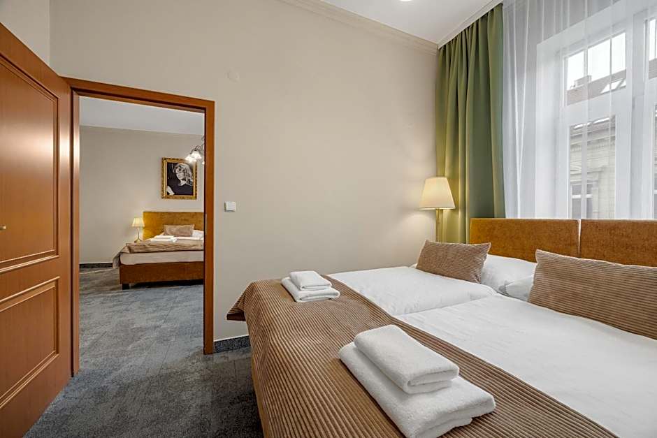 Hotel Reverie - Dependance, Check-in at Metropolitan Star