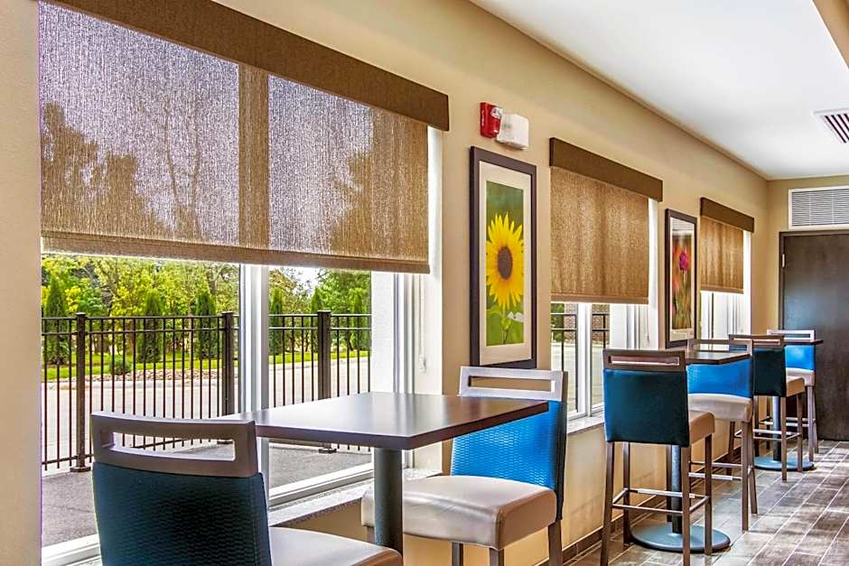 Comfort Suites Wooster near University Campus