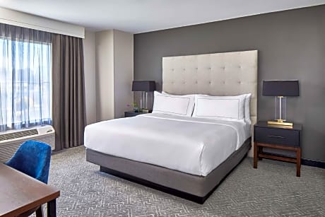 1 King Bed 1 Bdrm Balcony Ste Hearing Access