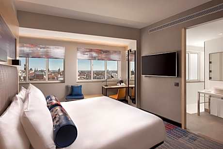 Aloft Queen Room with City View