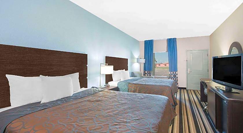 Super 8 by Wyndham Dilley TX