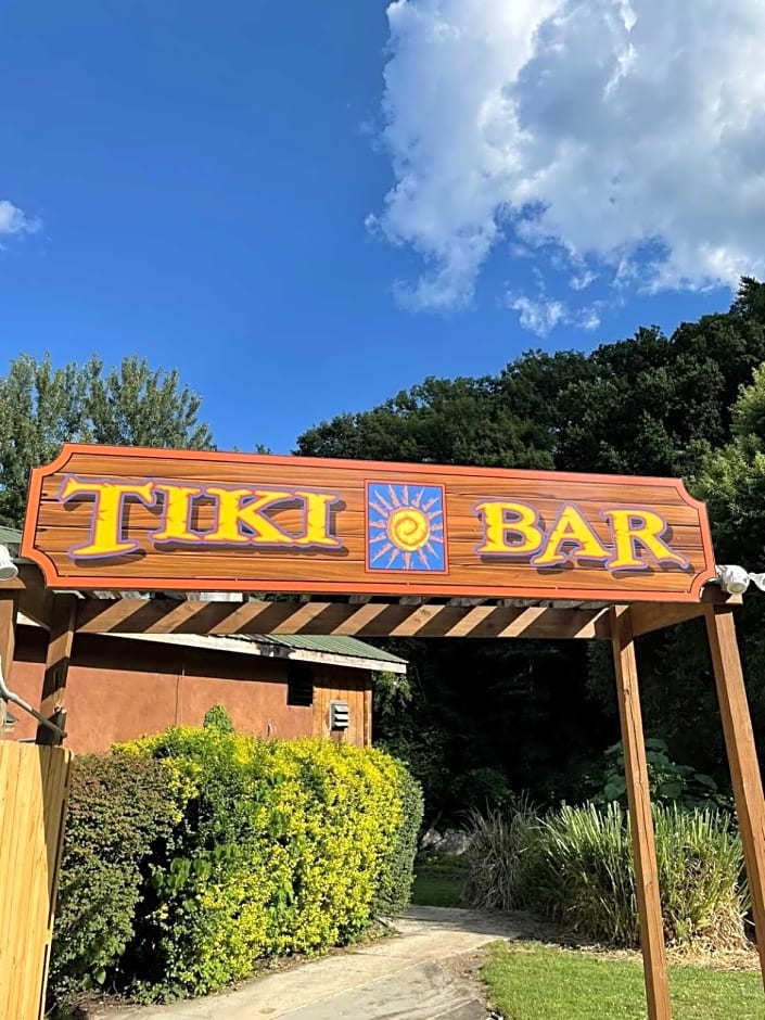 Geneva Hotel & Tiki Bar