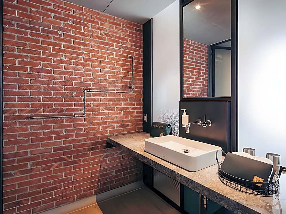 U.I.J Hotel&Hostel (UIJ)