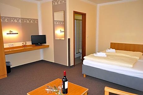 Gästehaus Lietzow & Störtebeker Camp