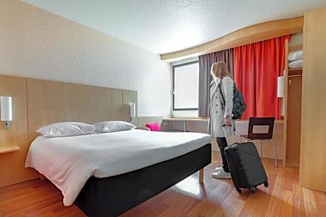 Two Adjacent Double Rooms (non communicating)