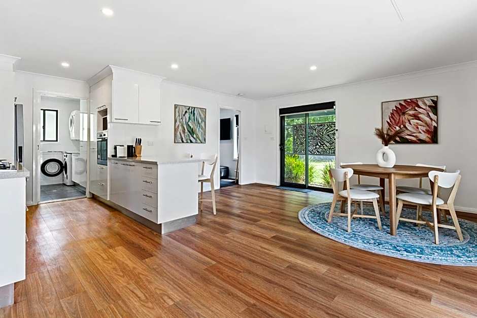 Robinia Guest House - Warmth & Minimalism