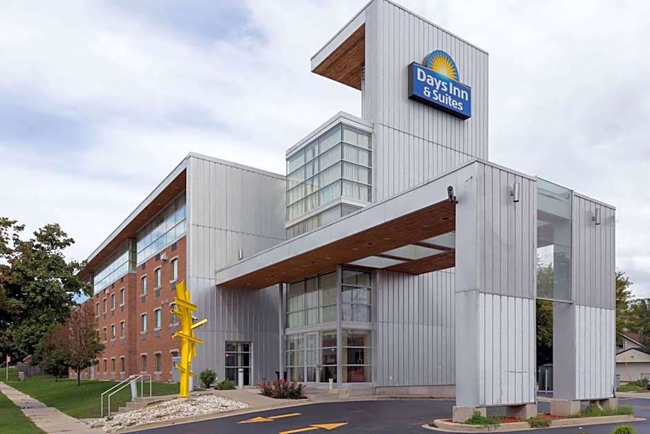 Days Inn & Suites by Wyndham Milwaukee