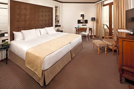 Deluxe Room with Lateral Sea View