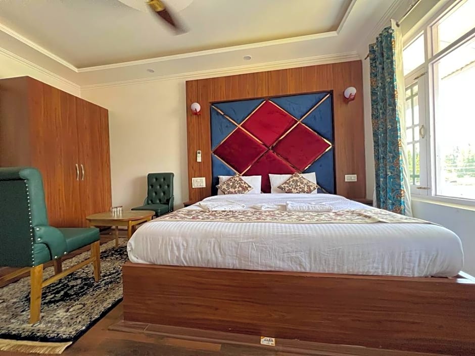 Pandith Exotics Hotel And Restaurant 