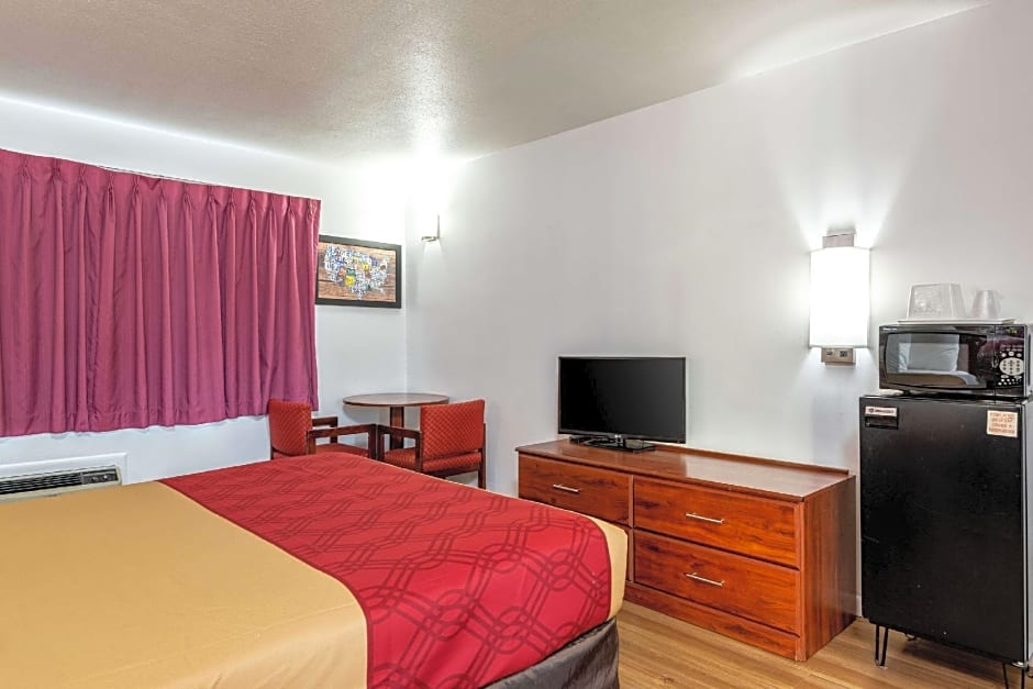 Econo Lodge University