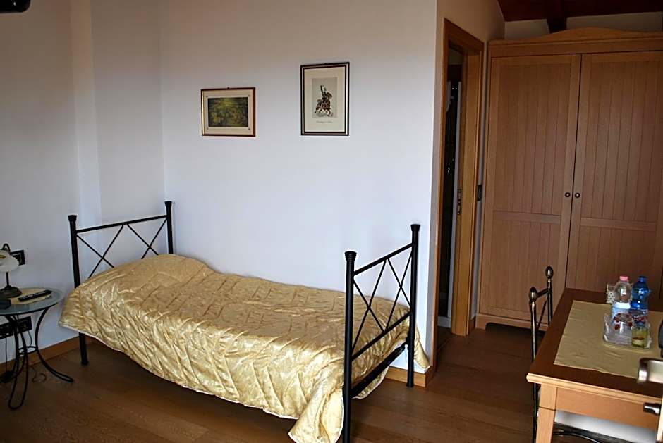 Photo 1 of 4 of Single Room