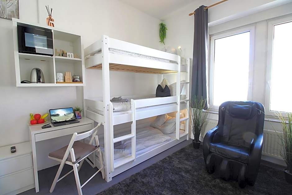 Hotel Ulm Zentrum - Komplettes Zimmer, Hochbett, Android TV & eigenem Bad - perfekt für Familien & Gruppen