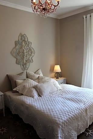 Les Romarins B&B, 10 min d'Uzès, piscine et grand jardin, Table d'hôte