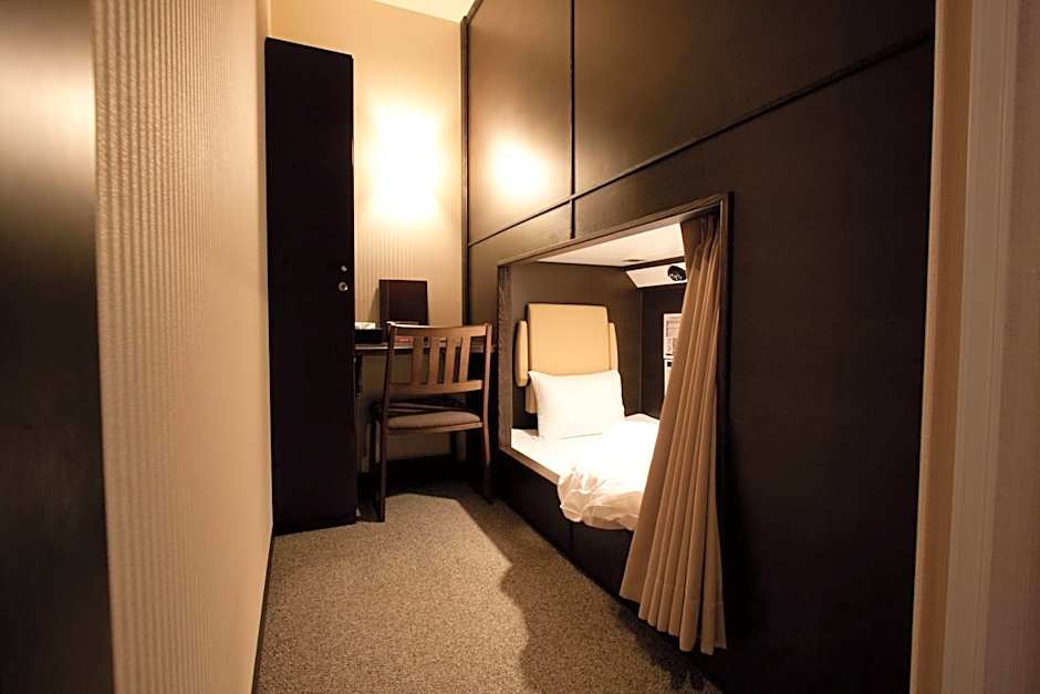 HEARTS Capsule Hotel & Spa Nakasu -Male only-