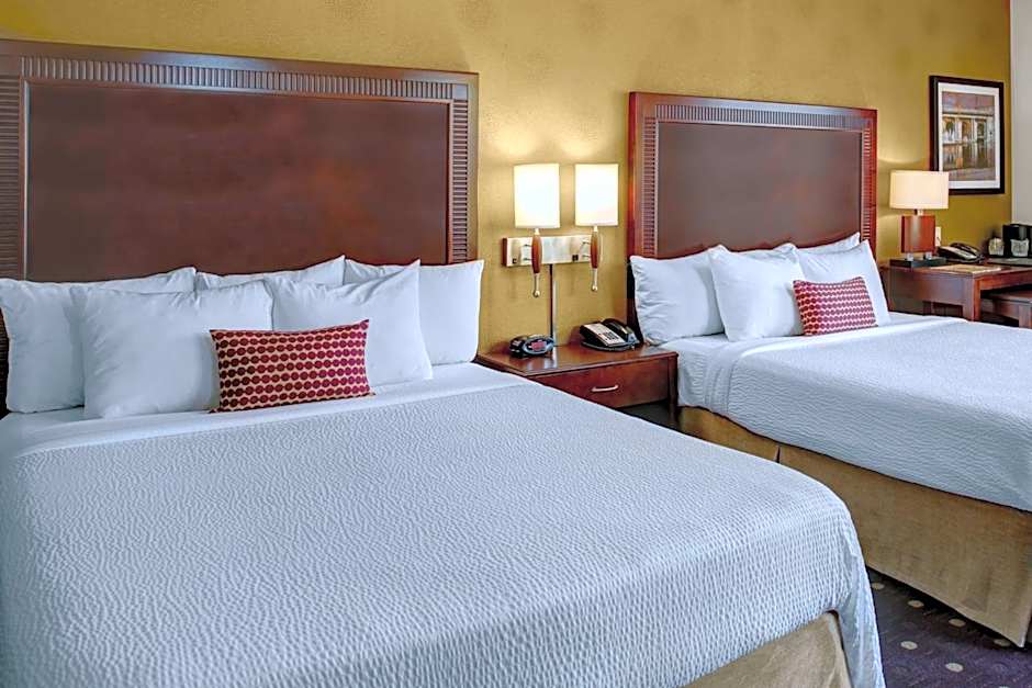 Courtyard by Marriott Kansas City Country Club Plaza