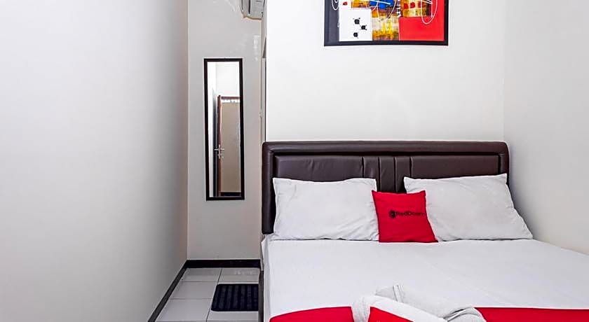RedDoorz near Alun Alun Bandung 2