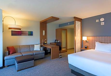 Corner King Room with City View