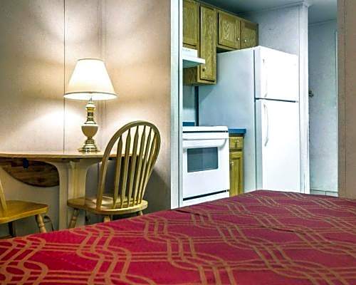 Rodeway Inn & Suites Brunswick near Hwy 1