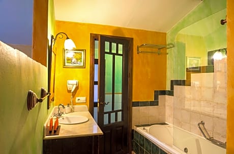 BASIC ROOM WITH LARGE BED