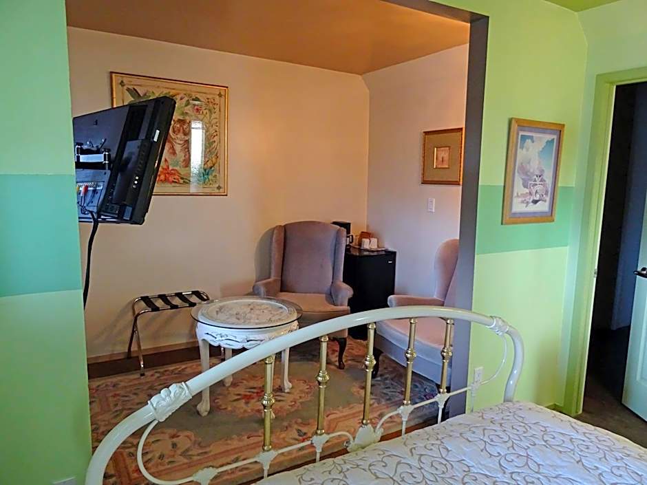 Photo 1 of 3 of 1 Queen Bed, Balcony