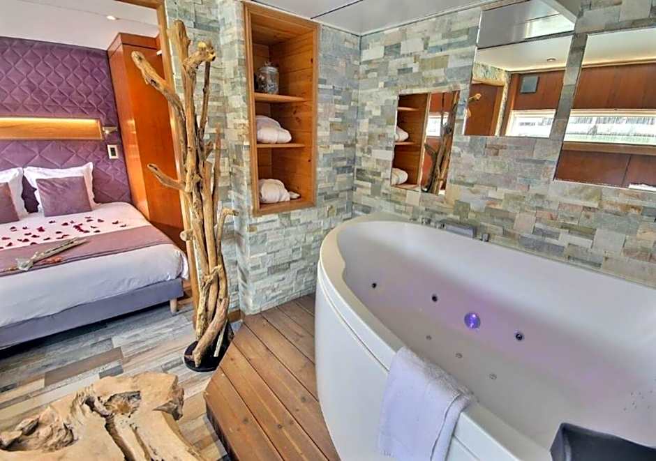 Le VIP Paris - Yacht Hotel
