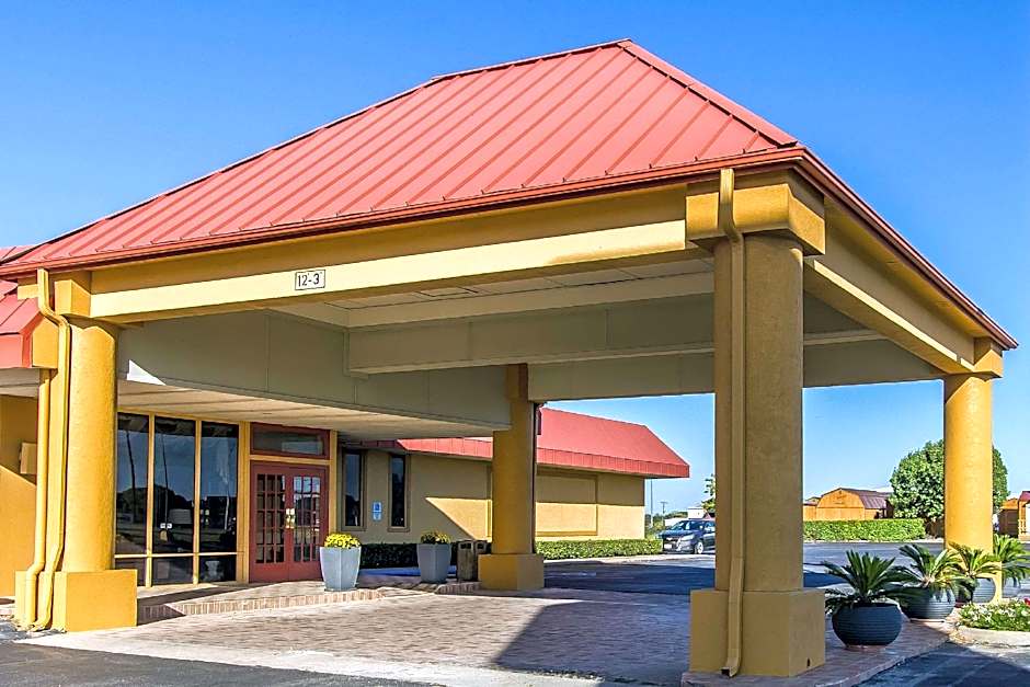 Quality Inn Ada near University