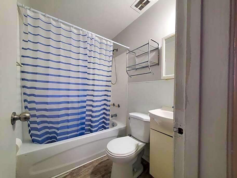 Central Private 1BR Apt. w/Free Prkg + Fast Wi-Fi