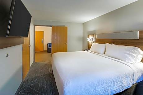 One-Bedroom King Suite with Tub - Mobility Accessible