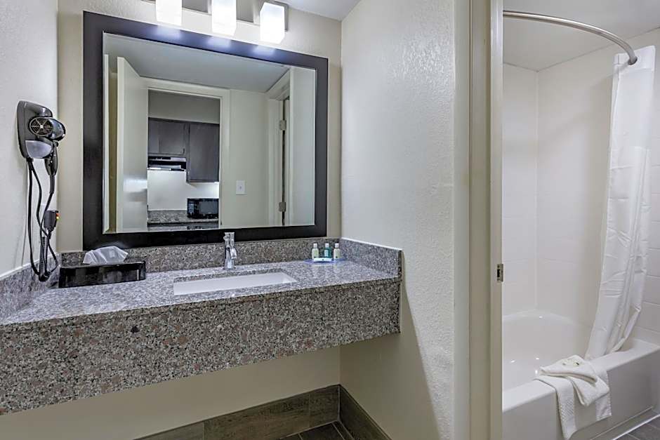 Quality Inn & Suites Spring Lake - Fayetteville near Fort Bragg